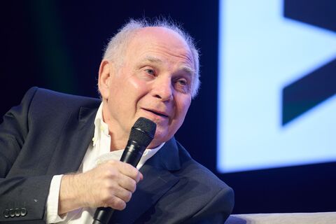 Почетный президент «Баварии» высмеял «Ливерпуль», исключив продажу Олисе